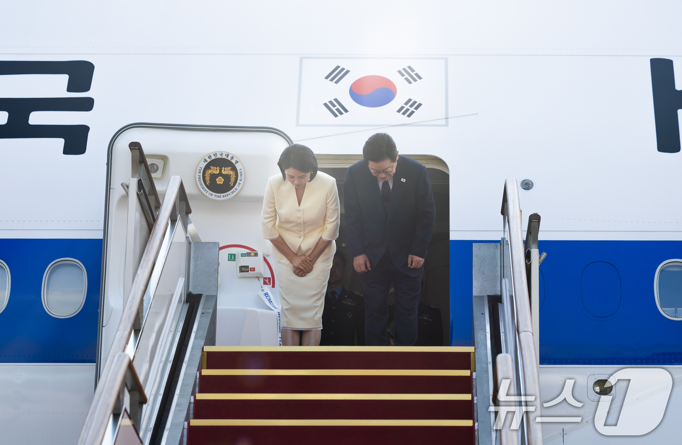 (서울=뉴스1) 허경 기자 = 이재명 대통령과 김혜경 여사가 일본·미국 정상과 순차 정상회담 참석을 위해 23일 경기도 성남 서울공항에서  출국하며 인사를 하고 있다. (대통령실 …