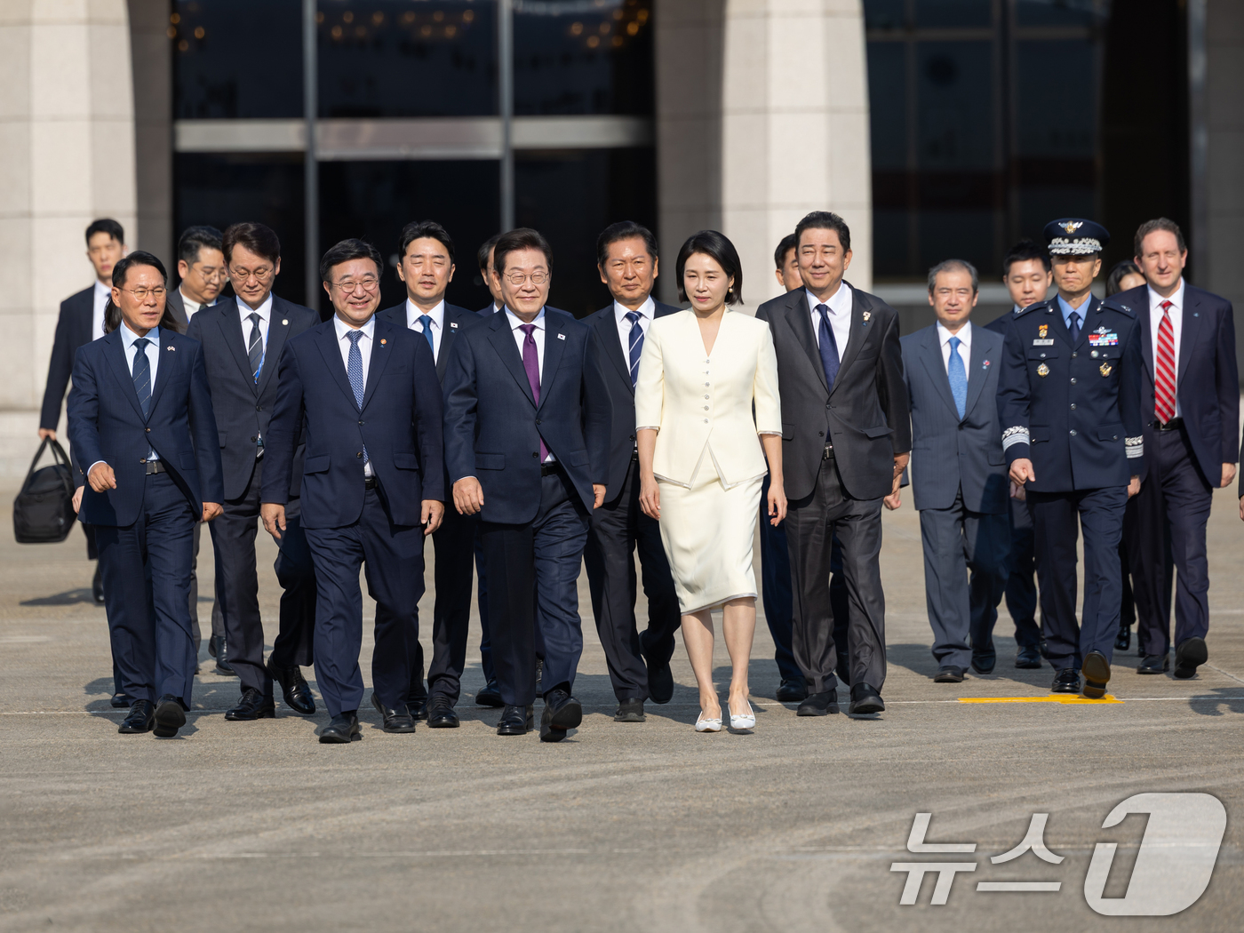 (서울=뉴스1) 허경 기자 = 이재명 대통령과 김혜경 여사가 일본·미국 정상과 순차 정상회담 참석을 위해 23일 경기도 성남 서울공항에서 출국하고 있다. (대통령실 제공. 재판매 …