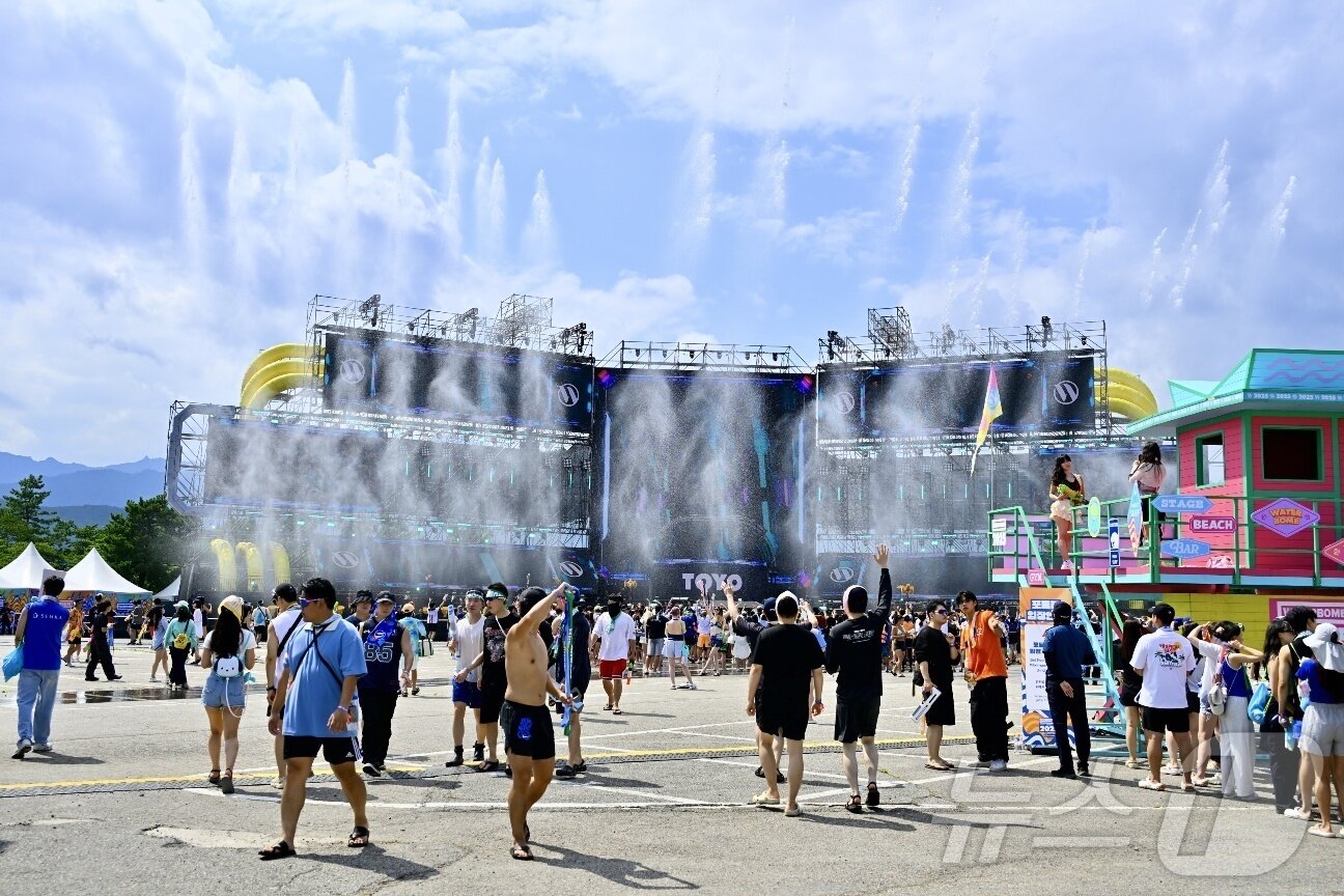 본문 이미지 - 더위가 가시고 가을을 맞이한다는 절기상 &#39;처서&#39;인 23일 강원 속초시 한화리조트 설악 쏘라노에서 ‘워터밤 속초 2025’ 행사가 열리고 있다. &#40;속초시 제공. 재판매 및 DB금지&#41; 2025.8.23./뉴스1 ⓒ News1 신관호 기자