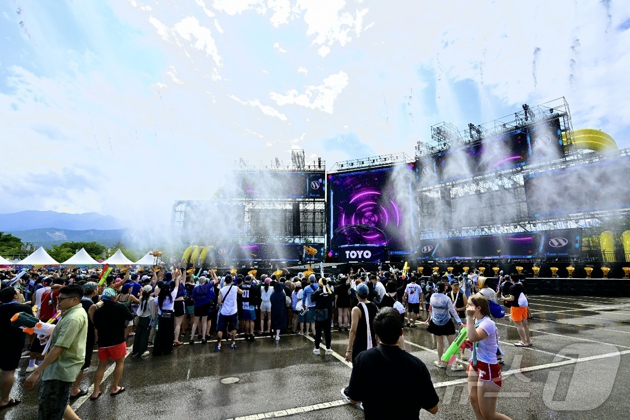 (속초=뉴스1) 신관호 기자 = 더위가 가시고 가을을 맞이한다는 절기상 '처서'인 23일 강원 속초시 한화리조트 설악 쏘라노에서 ‘워터밤 속초 2025’ 행사가 열리고 있다. (속 …