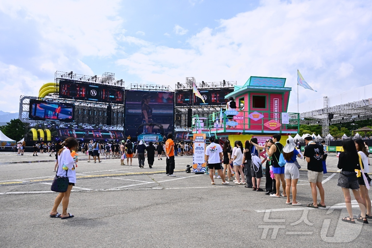 (속초=뉴스1) 신관호 기자 = 더위가 가시고 가을을 맞이한다는 절기상 '처서'인 23일 강원 속초시 한화리조트 설악 쏘라노에서 ‘워터밤 속초 2025’ 행사가 열리고 있다. (속 …