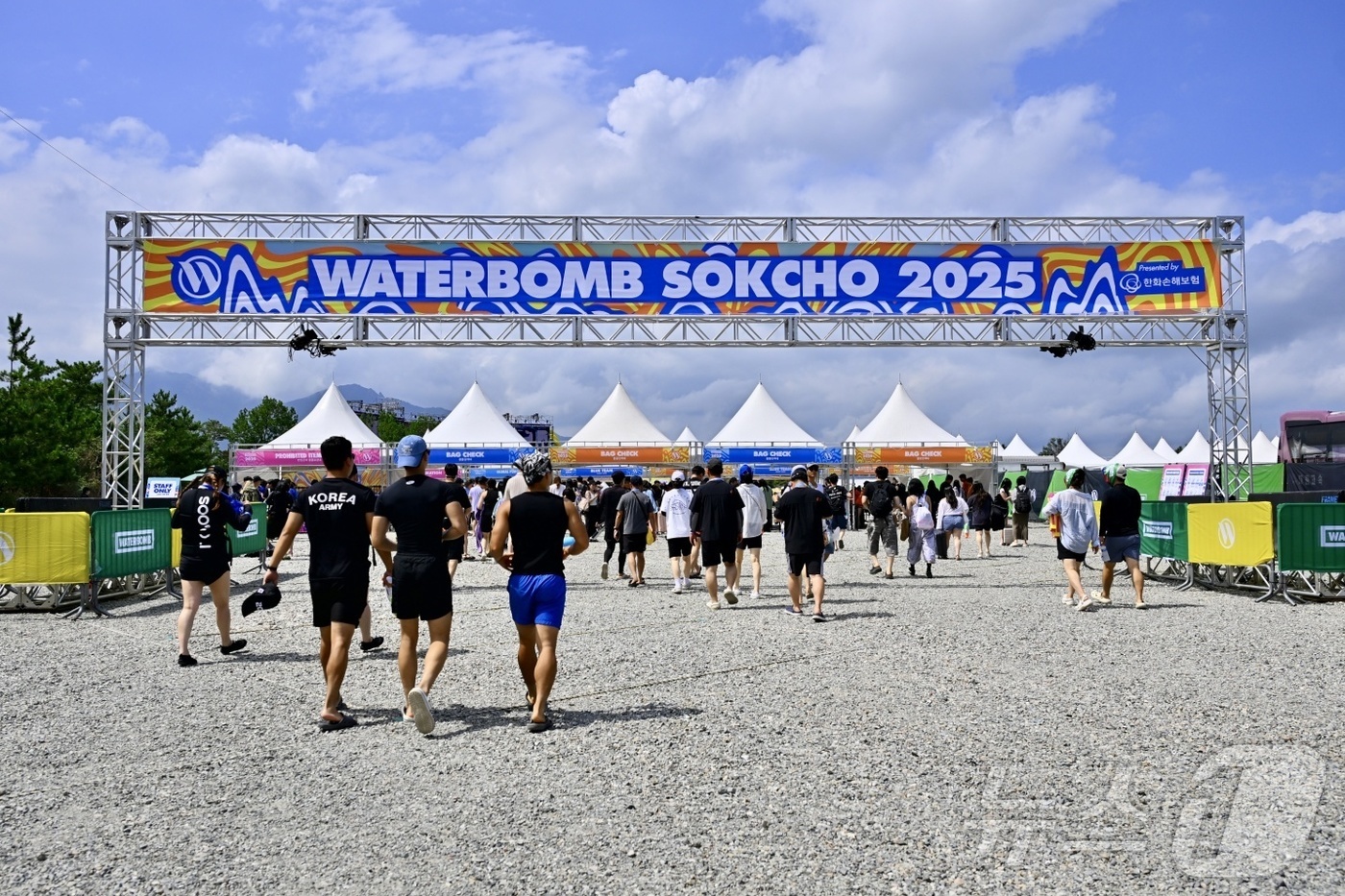 (속초=뉴스1) 신관호 기자 = 더위가 가시고 가을을 맞이한다는 절기상 '처서'인 23일 강원 속초시 한화리조트 설악 쏘라노에서 ‘워터밤 속초 2025’ 행사가 열리고 있다. (속 …