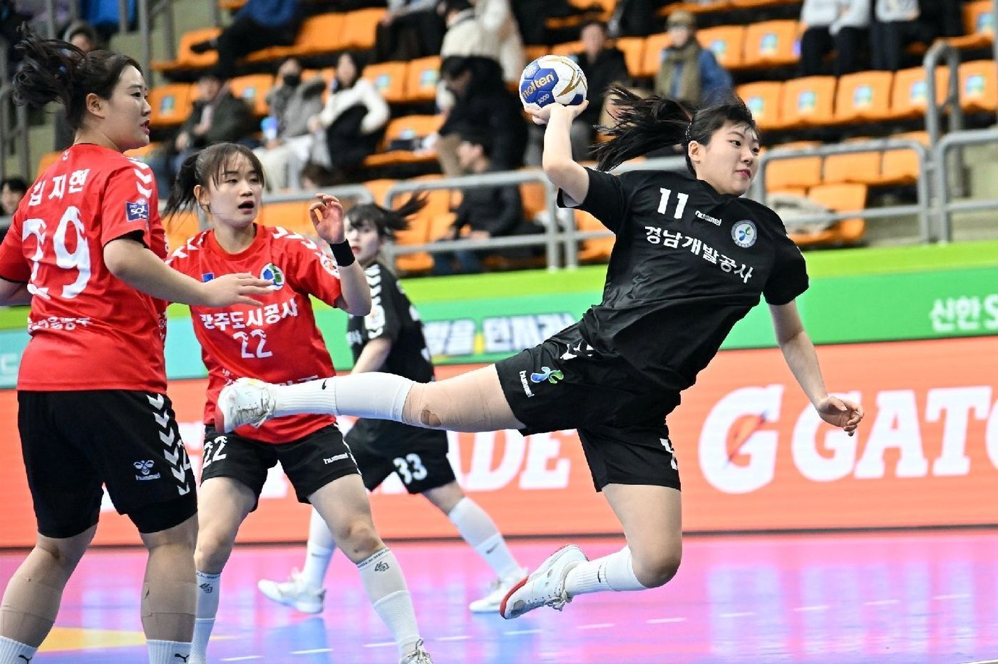 본문 이미지 - 슈팅하는 김연우(오른쪽)(H리그 제공) 