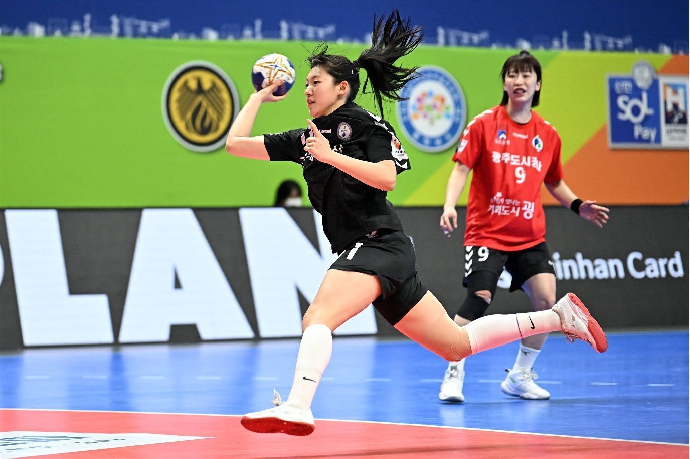 본문 이미지 - 공격하는 김연우(오른쪽)(H리그 제공)  