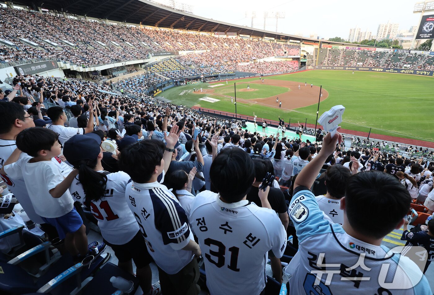 본문 이미지 - 한국 프로야구 KBO리그가 2년 연속이자 역대 최소 경기 1000만 관중을 달성했다. 23일 오후 서울 송파구 잠실야구장에서 열린 KT와 두산의 경기를 찾은 관중들이 응원을 하고 있다. 2025.8.23/뉴스1 ⓒ News1 장수영 기자