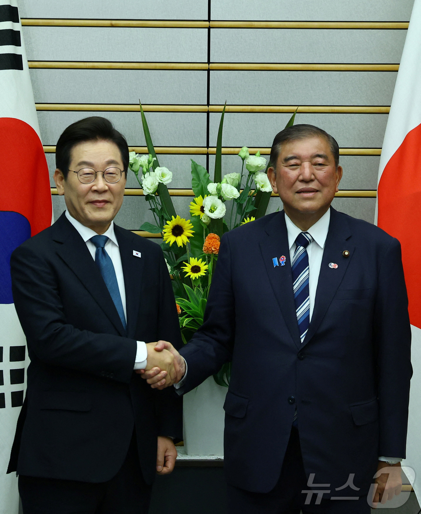 (로이터=뉴스1) = 이재명 대통령과 이시바 시게루 일본 총리가 23일 오후(현지시간) 일본 도쿄 총리 관저에서 열린 한일 확대정상회담에 앞서 악수를 하고 있다.ⓒ 로이터=뉴스1