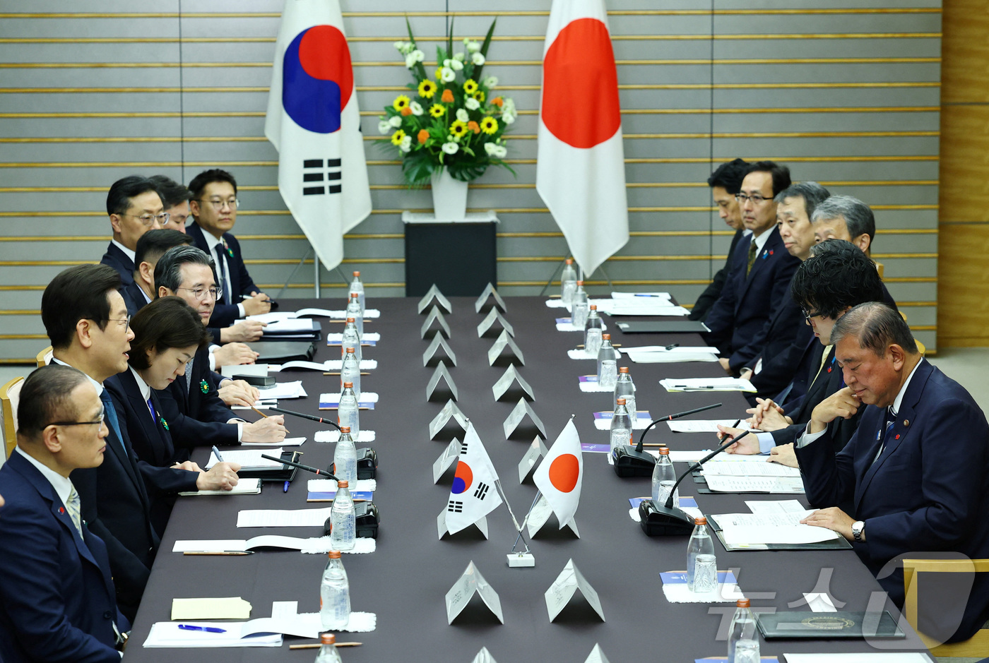 (로이터=뉴스1) = 이재명 대통령과 이시바 시게루 일본 총리가 23일 오후(현지시간) 일본 도쿄 총리 관저에서 한일 확대정상회담을 하고 있다.ⓒ 로이터=뉴스1