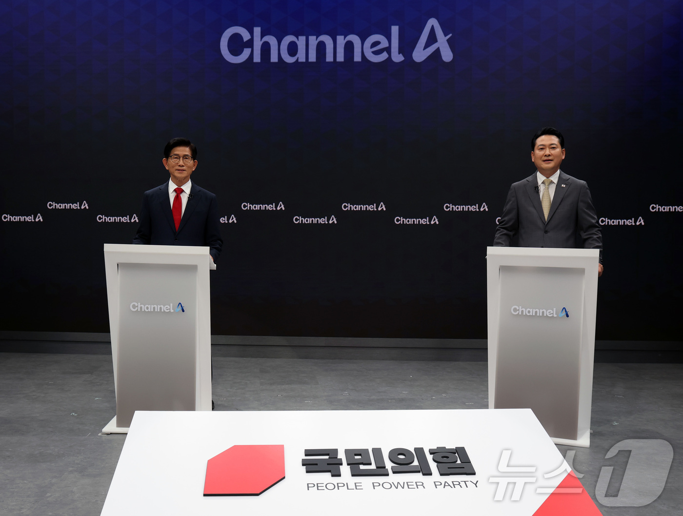 (서울=뉴스1) 국회사진기자단 = 국민의힘 당대표 선거 결선에 진출한 김문수(왼쪽)·장동혁 후보가 23일 오후 서울 종로구 채널A 스튜디오에서 방송토론회를 준비하고 있다. 2025 …