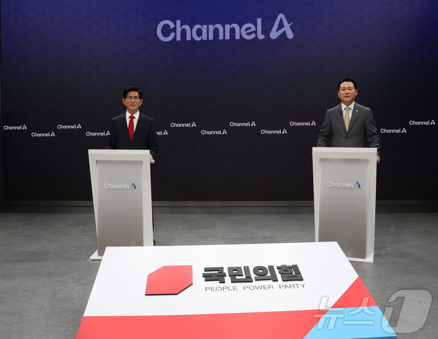 (서울=뉴스1) 국회사진기자단 = 국민의힘 당대표 선거 결선에 진출한 김문수(왼쪽)·장동혁 후보가 23일 오후 서울 종로구 채널A 스튜디오에서 방송토론회를 준비하고 있다. 2025 …