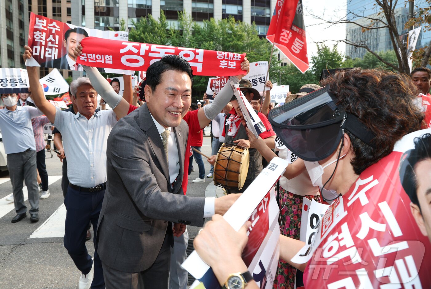 본문 이미지 - 국민의힘 당대표 선거 결선에 진출한 장동혁 후보가 23일 오후 방송토론회를 위해 서울 종로구 채널A 스튜디오에 도착하며 지지자들과 인사를 하고 있다. 2025.8.23/뉴스1 ⓒ News1 국회사진기자단