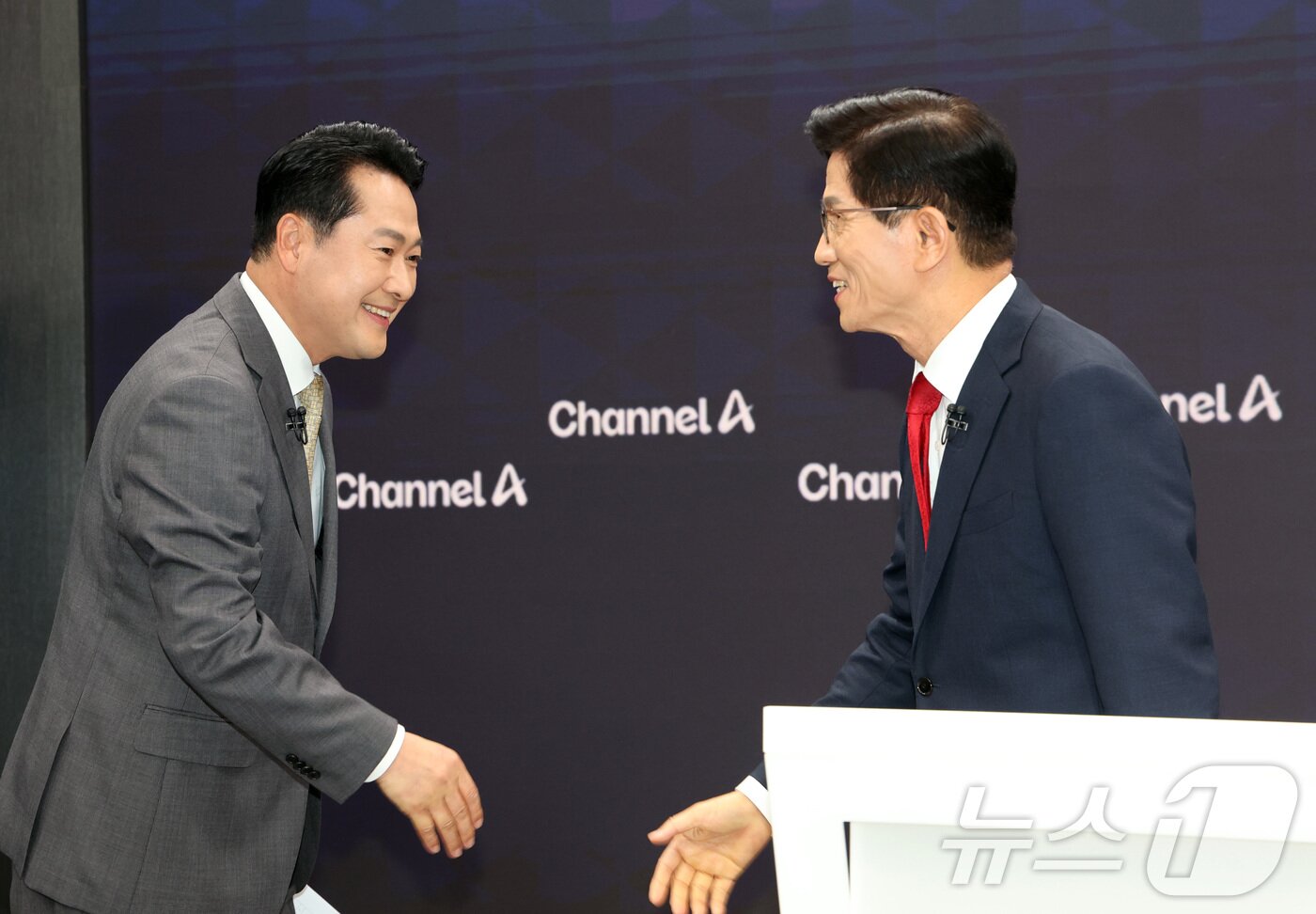 본문 이미지 - 국민의힘 당대표 선거 결선에 진출한 장동혁&#40;왼쪽&#41;·김문수 후보가 23일 오후 서울 종로구 채널A 스튜디오에서 방송토론회에 앞서 인사를 나누고 있다. 2025.8.23/뉴스1 ⓒ News1 국회사진기자단