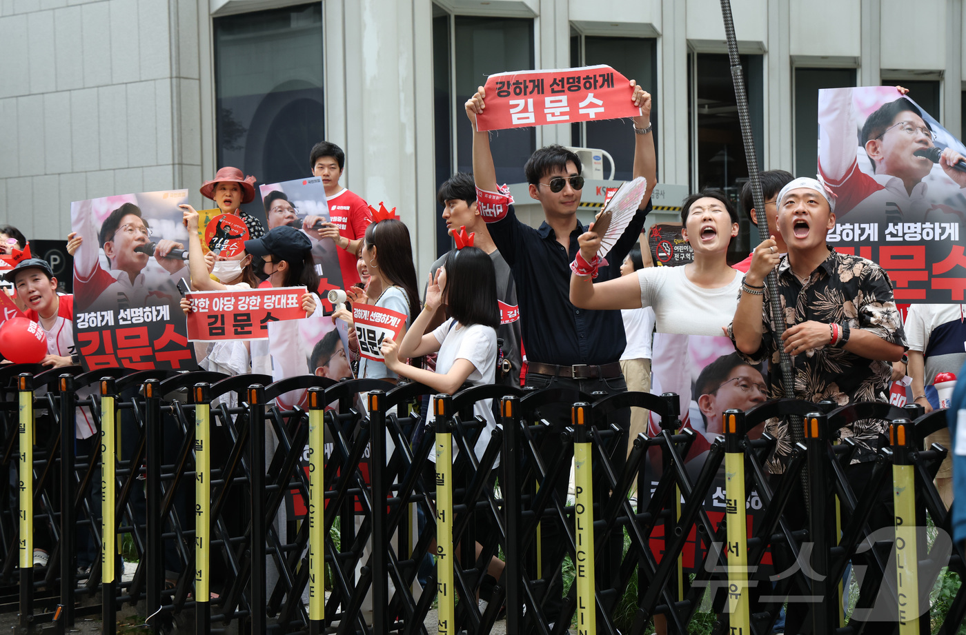 (서울=뉴스1) 국회사진기자단 = 국민의힘 당대표 선거 결선에 진출한 김문수·장동혁 후보의 방송토론회가 열린 23일 오후 서울 종로구 채널A 스튜디오 앞에서 김문수 후보 지지자들이 …