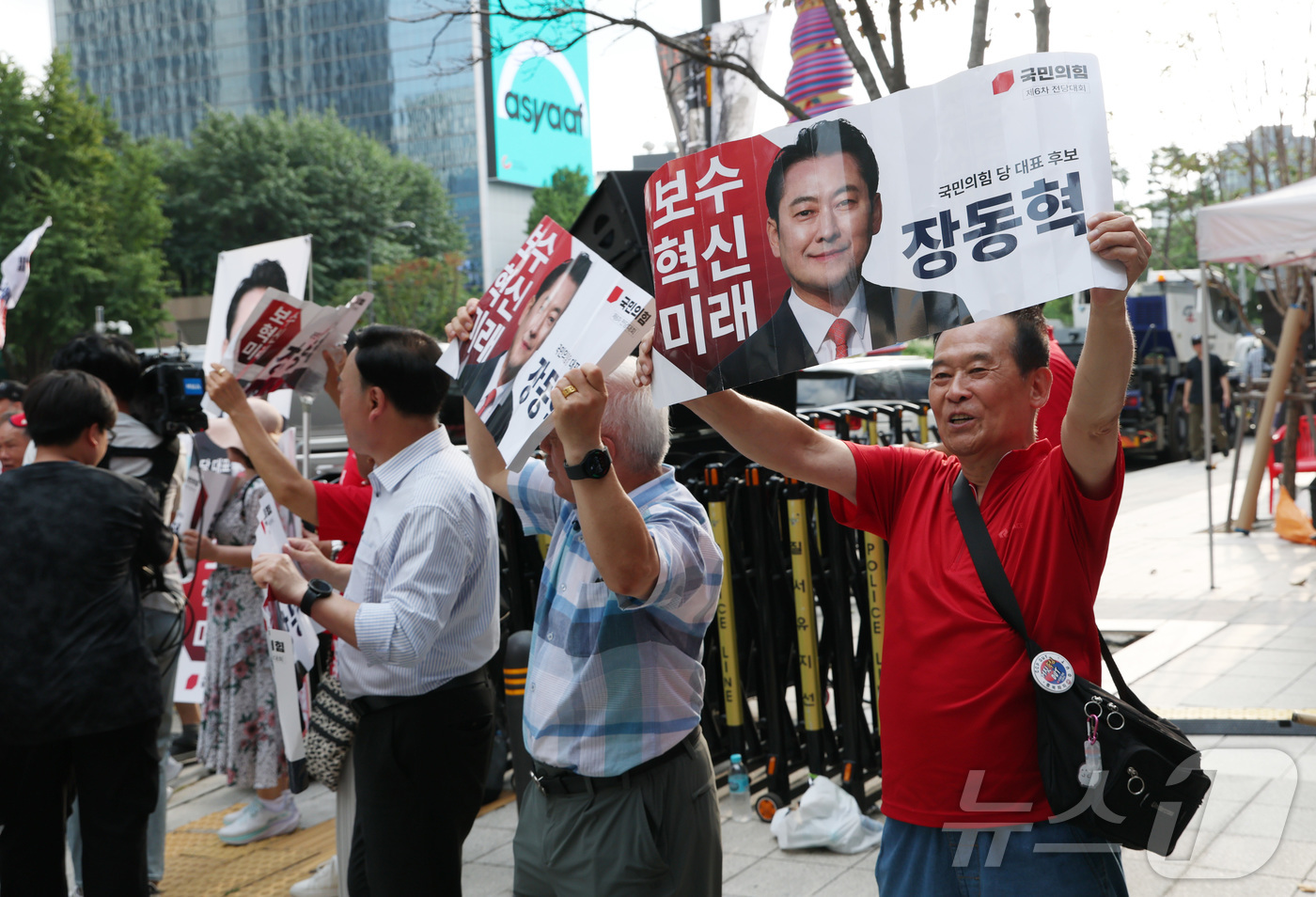 (서울=뉴스1) 국회사진기자단 = 국민의힘 당대표 선거 결선에 진출한 김문수·장동혁 후보의 방송토론회가 열린 23일 오후 서울 종로구 채널A 스튜디오 앞에서 장동혁 후보 지지자들이 …
