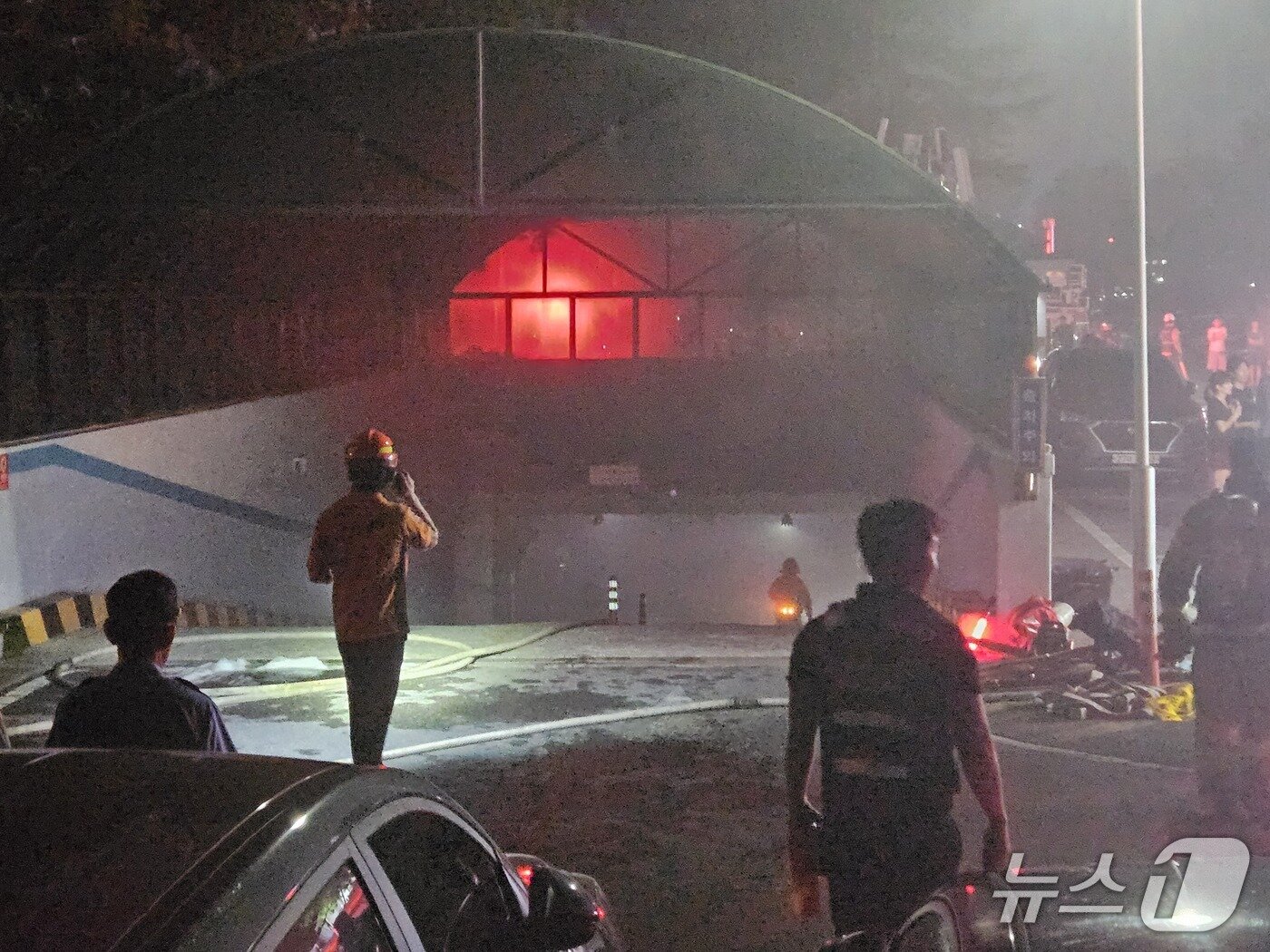 본문 이미지 - 제천소방서 소방관들이 불이 난 아파트 지하주차장에서 화재를 진압하고 있다.2025.8.23/뉴스1 손도언 기자 