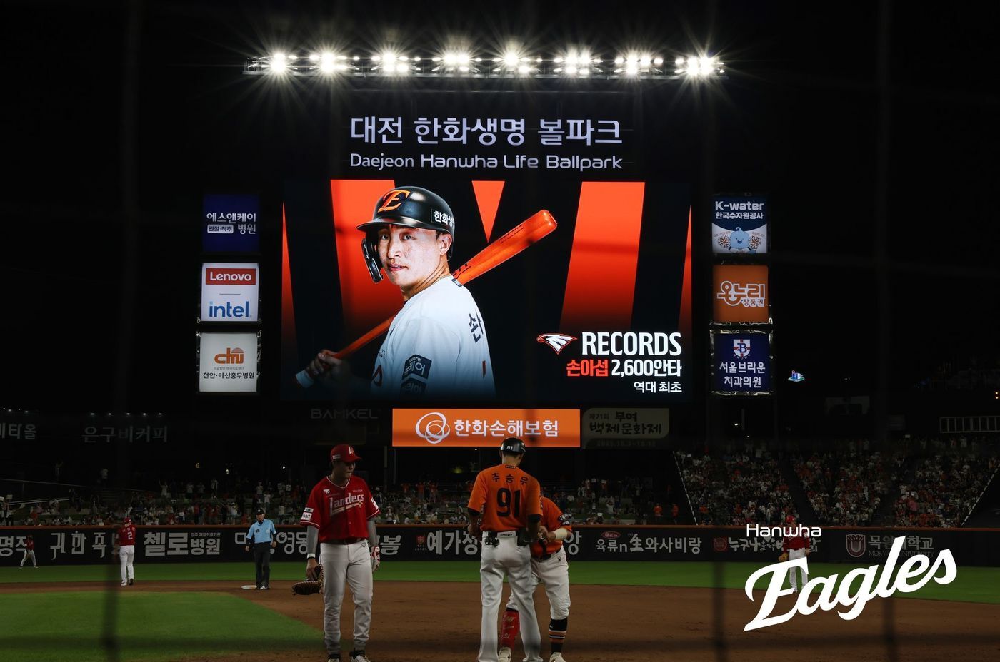 본문 이미지 - 23일 대전 한화생명 볼파크에서 열린 &#39;2025 신한 SOL 뱅크 KBO리그&#39; 한화이글스와 SSG 랜더스 경기, 전광판에 KBO 최초 2600안타를 친 손아섭의 기록이 나오고 있다. &#40;한화이글스 제공&#41; 2025.8.23/뉴스1