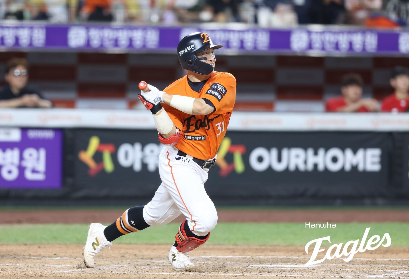 (서울=뉴스1) = 23일 대전 한화생명 볼파크에서 열린 '2025 신한 SOL 뱅크 KBO리그' 한화이글스와 SSG 랜더스 경기, 8회말 한화 손아섭이 KBO 최초 2600안타를 …