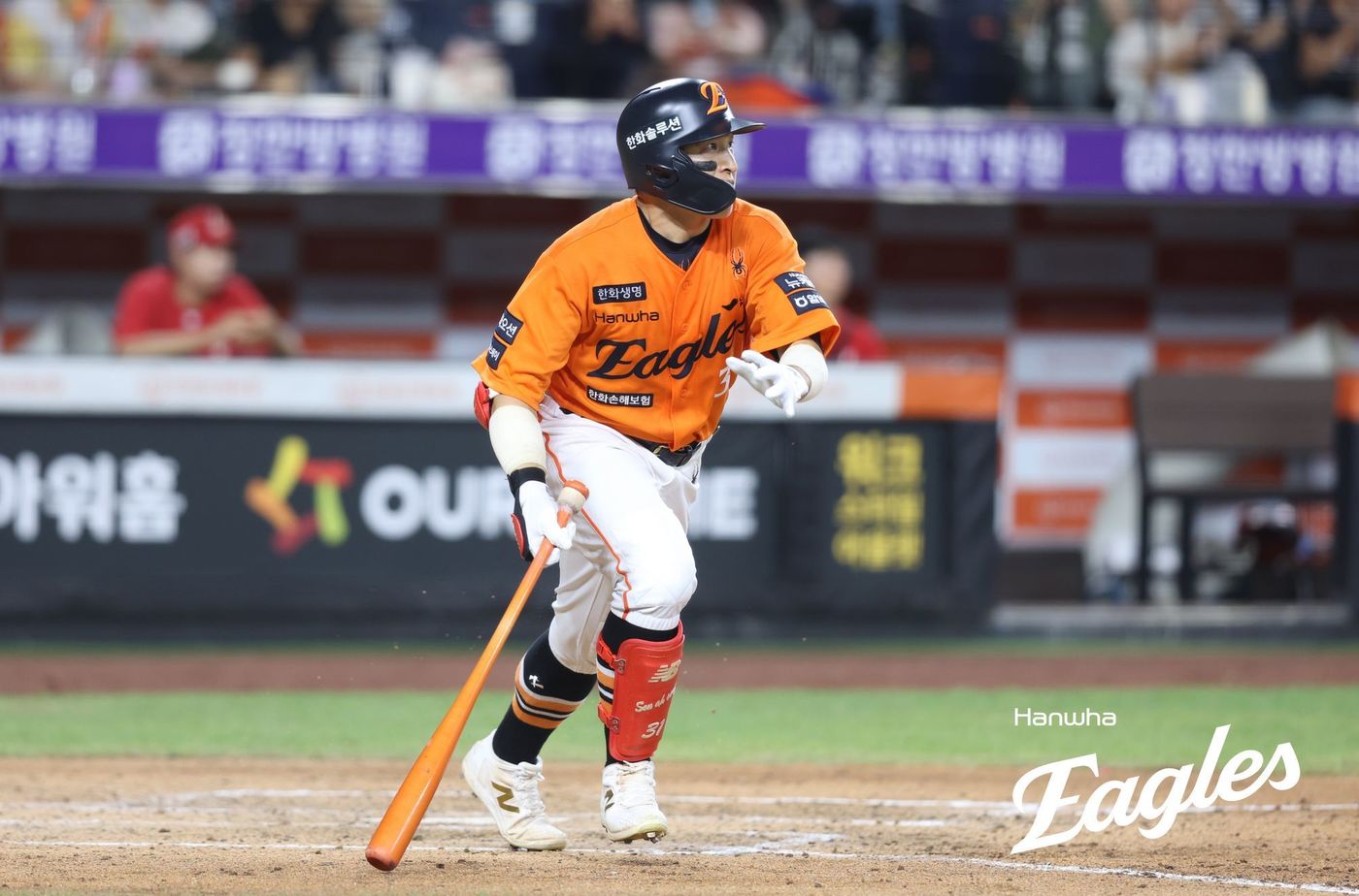 (서울=뉴스1) = 23일 대전 한화생명 볼파크에서 열린 '2025 신한 SOL 뱅크 KBO리그' 한화이글스와 SSG 랜더스 경기, 8회말 한화 손아섭이 KBO 최초 2600안타를 …