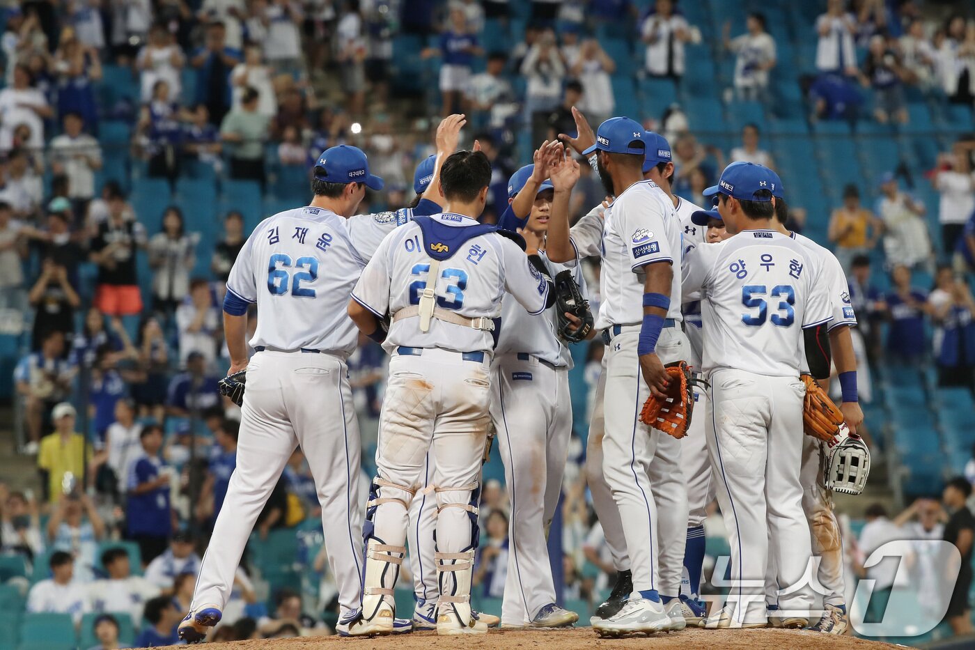 본문 이미지 - 23일 오후 대구 수성구 삼성라이온즈파크에서 열린 프로야구 &#39;2025 신한 SOL뱅크 KBO 리그&#39; 키움 히어로즈와 삼성 라이온즈 경기, 12대 8로 승리를 거둔 삼성 선수들이 마운드에 모여 기쁨을 나누고 있다. ⓒ News1 공정식 기자