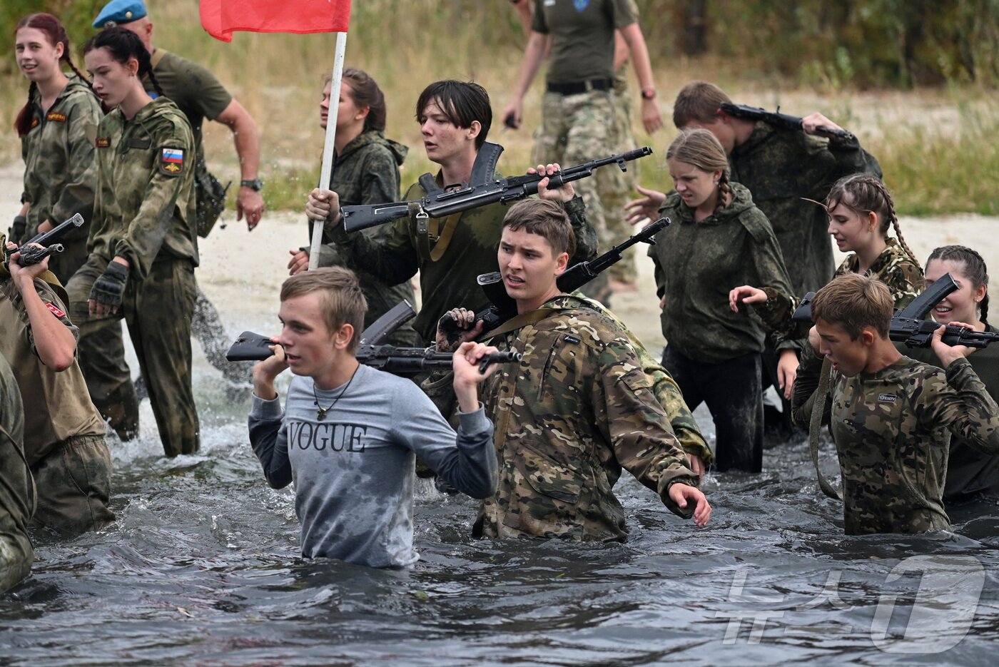 본문 이미지 - 러시아 남부 로스토프 지역에서 군대 캠프에 참가한 학생들. 2025.08.21 ⓒ 로이터=뉴스1 ⓒ News1 이지예 객원기자