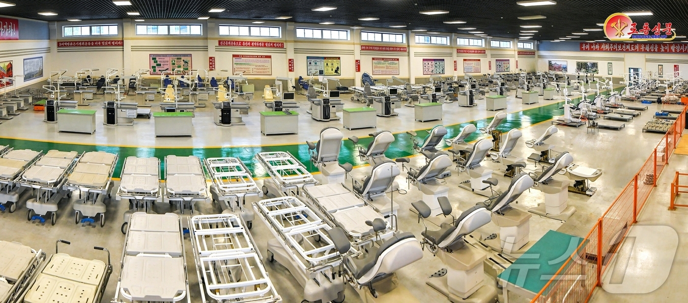 (평양 노동신문=뉴스1) = 북한 노동당 기관지 노동신문은 24일 묘향산의료기구공장을 조명하며 "보건혁명의 새시대를 맞아 공장이 더욱 흥하고(활성화되고) 있다"고 보도했다. [국내 …