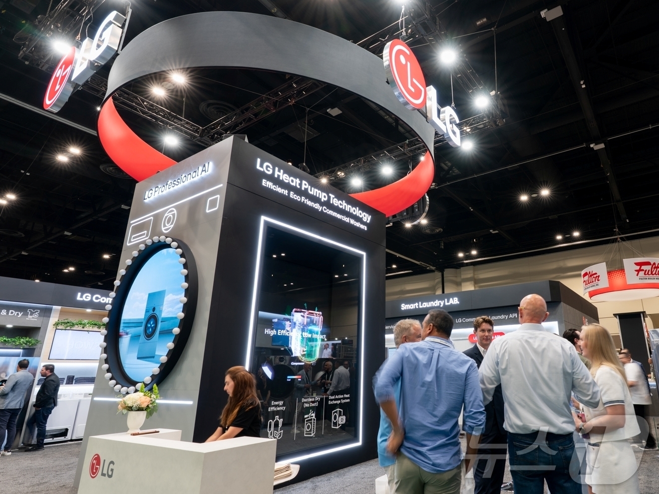 (서울=뉴스1) = LG전자가 현지시간 23일부터 나흘간 미국 올란도에서 열리는 북미 최대 세탁 및 섬유관리 산업 전시회 '클린쇼 2025'에 참가한다고 24일 밝혔다.전문 세탁 …