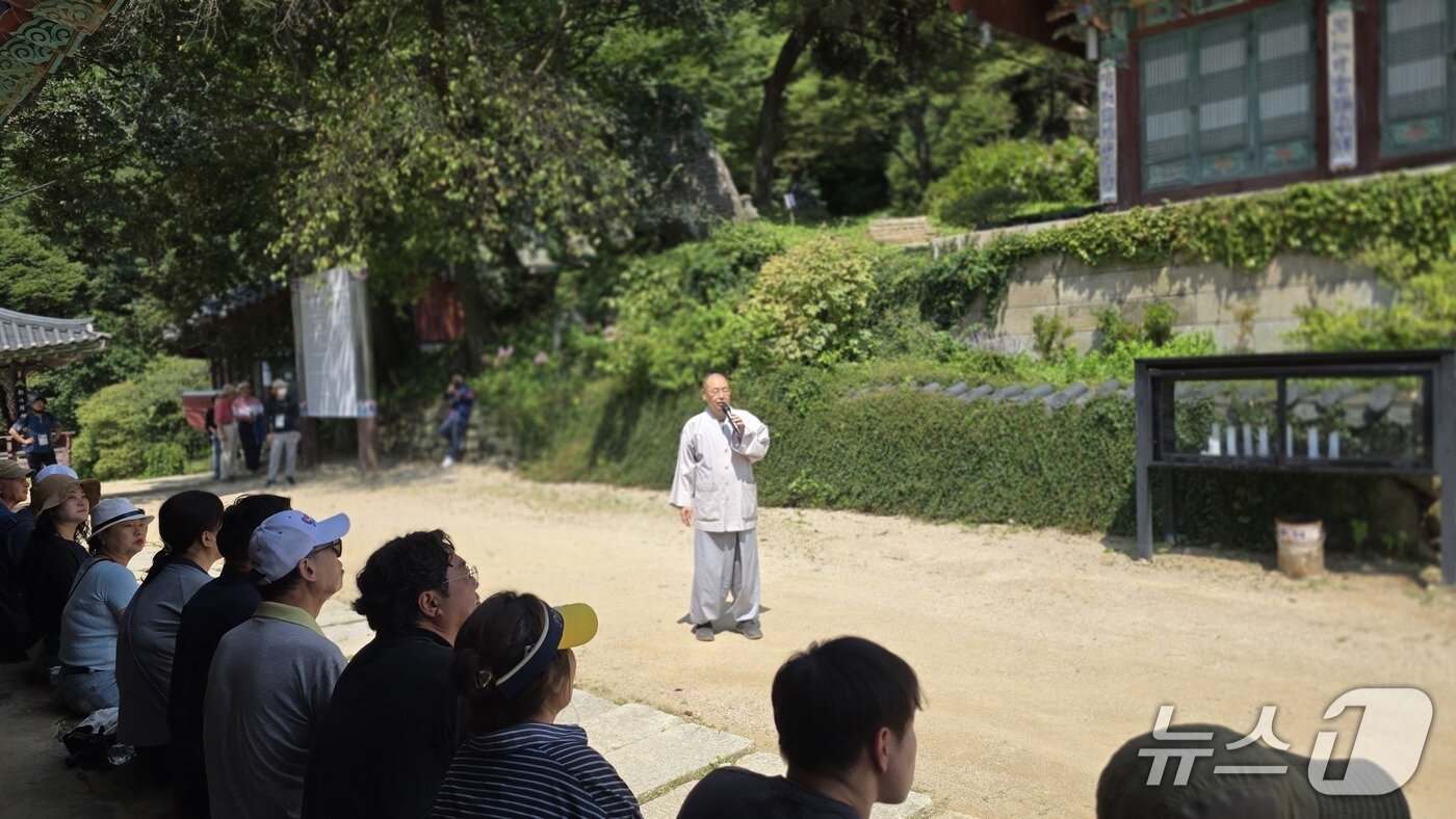 본문 이미지 - 부석사 원우 주지가 금동관음보살좌상에 얽힌 사연 등의 설명을 하고 있다.(김태완 기자. 재판매 및 DB금지)2025.8.24/뉴스1