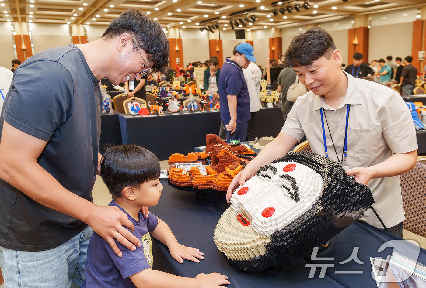 (서울=뉴스1) = ﻿지난 23일 서울 용산구 백범김구기념관에서 개막한 국내 최대 레고 팬 창작 전시회 ‘코리아브릭파티 2025’에서 방문객이 한국 전통 문화를 주제로 한 레고 창 …