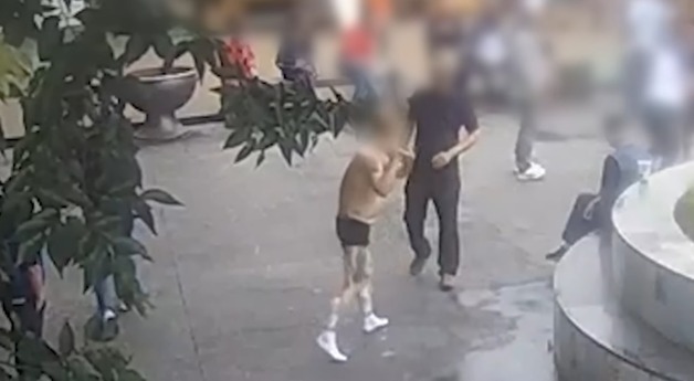 속옷 차림 각목 휘두른 문신男…올레시장서 무슨 일