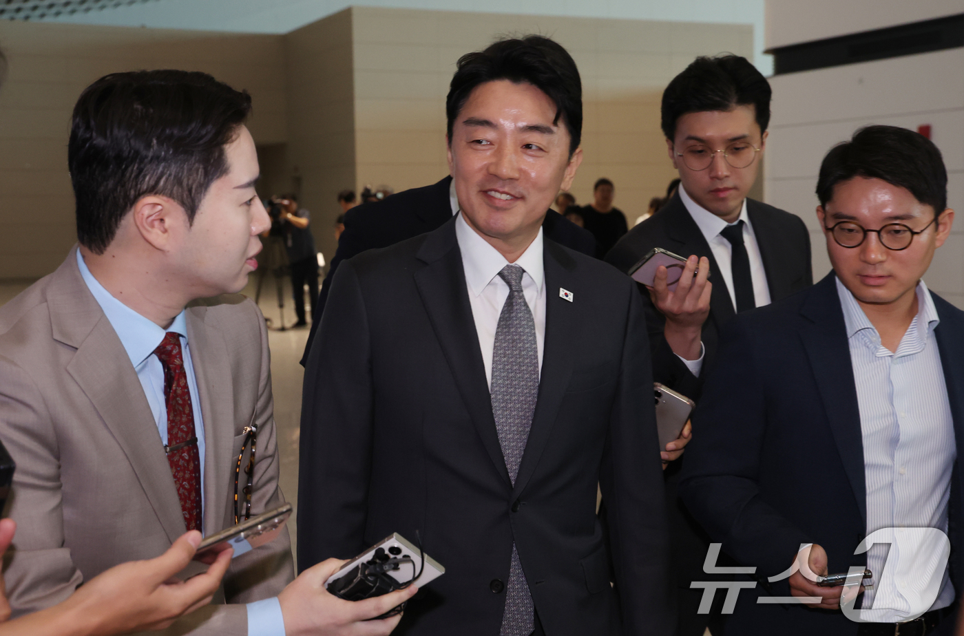 (인천공항=뉴스1) 김명섭 기자 = 강훈식 대통령비서실 비서실장이 24일 오전 인천공항에서 한미정상회담을 위해 출국하며 취재진의 질문에 답변하고 있다.  2025.8.24/뉴스1