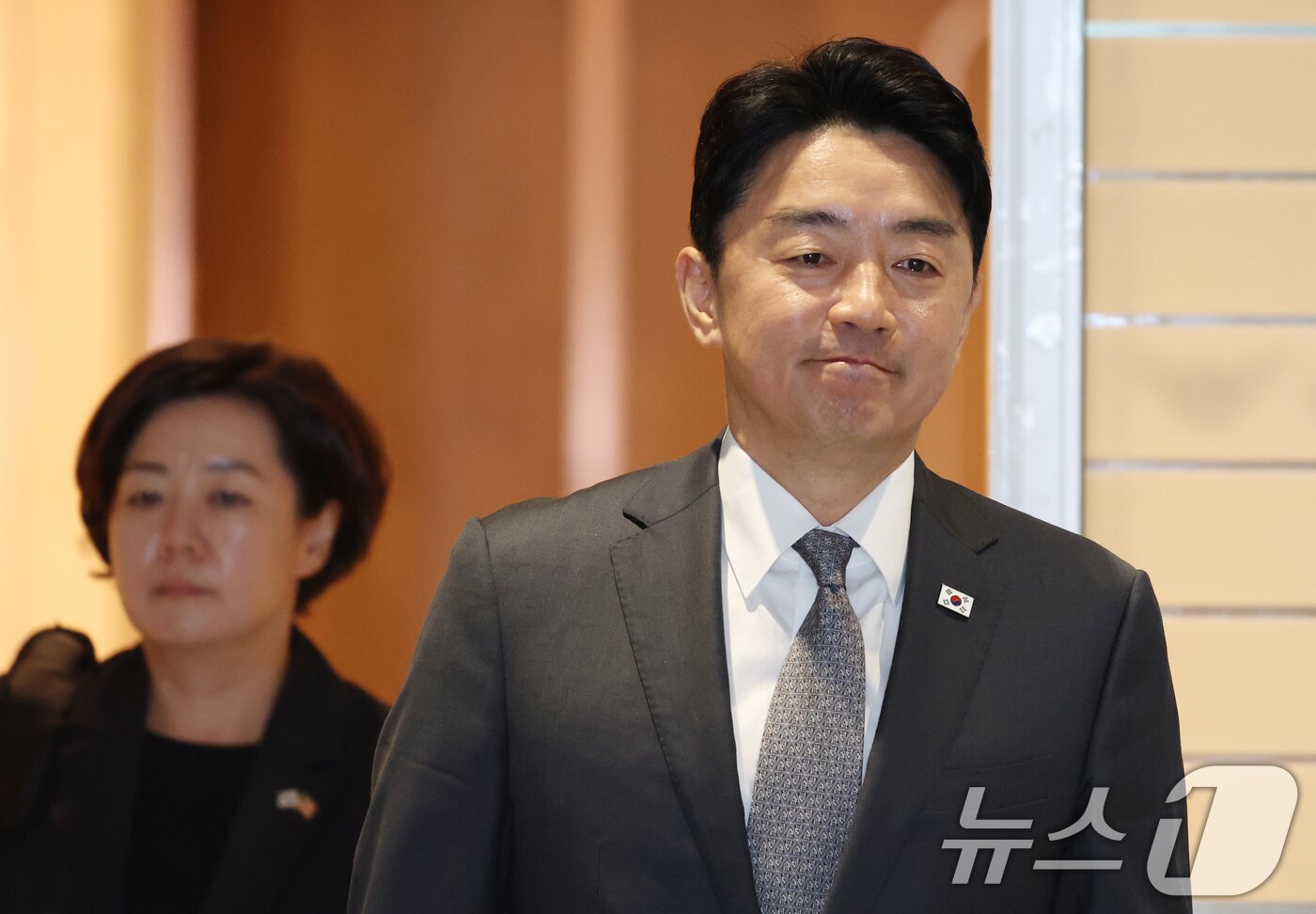 본문 이미지 - 강훈식 대통령비서실 비서실장이 24일 오전 인천공항에서 한미정상회담을 위해 출국하고 있다. 2025.8.24/뉴스1 ⓒ News1 김명섭 기자