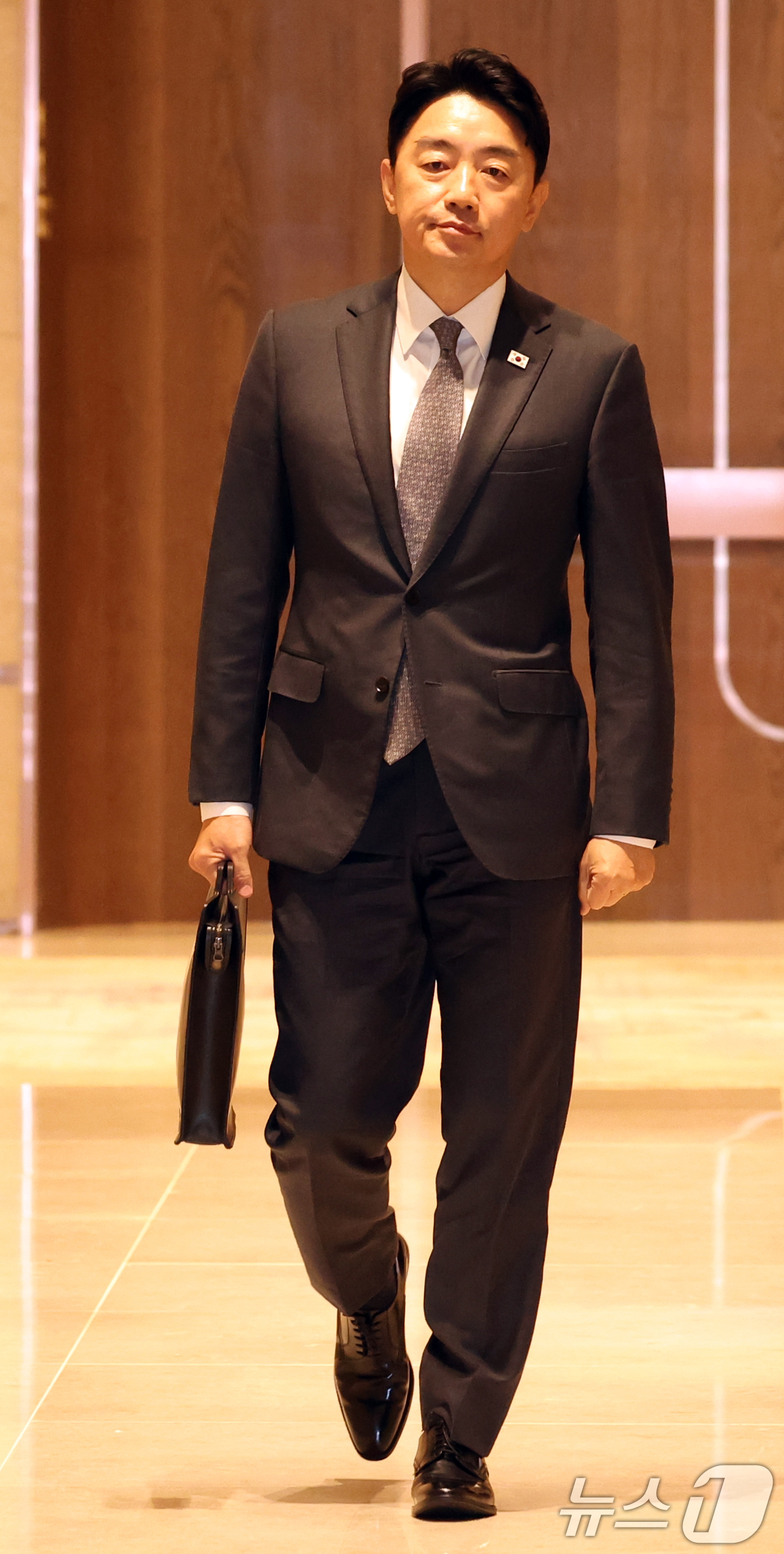 (인천공항=뉴스1) 김명섭 기자 = 강훈식 대통령비서실 비서실장이 24일 오전 인천공항에서 한미정상회담을 위해 출국하고 있다.  2025.8.24/뉴스1