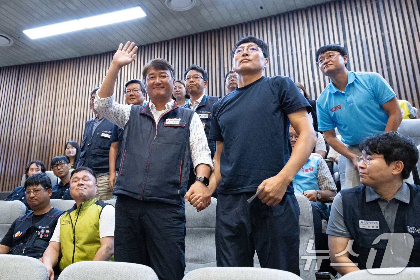 본문 이미지 - 양경수 민주노총 위원장이 24일 서울 여의도 국회에서 열린 제428회 국회&#40;임시회&#41; 제2차 본회의에서 전국금속노조 유최안 거제통영고성 조선하청지회 조합원의 손을 잡고 노동조합 및 노동관계조정법 일부개정법률안&#40;대안&#41; 가결을 지켜보고 있다. 2025.8.24/뉴스1 ⓒ News1 유승관 기자