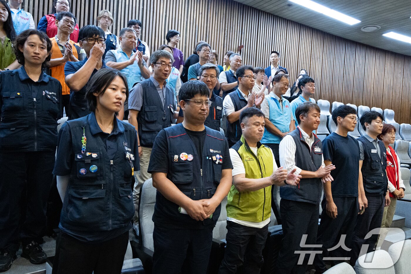 본문 이미지 - 민주노총, 진보당 등 노조법 2·3조 개정운동본부가 24일 서울 여의도 국회에서 열린 제428회 국회&#40;임시회&#41; 제2차 본회의에서 노동조합 및 노동관계조정법 일부개정법률안&#40;대안&#41; 가결을 지켜보고 있다. 2025.8.24/뉴스1 ⓒ News1 유승관 기자