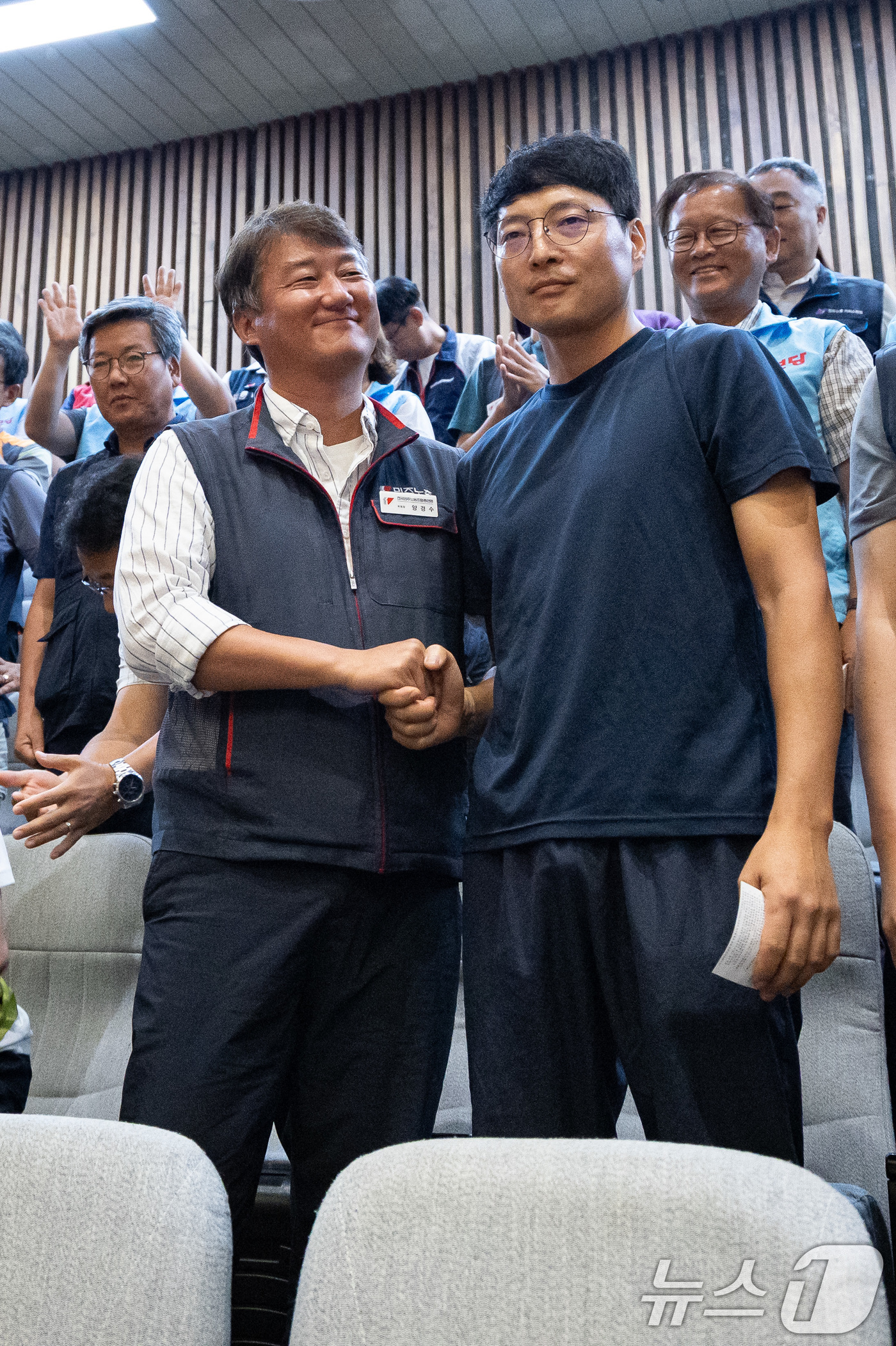 (서울=뉴스1) 유승관 기자 = 양경수 민주노총 위원장이 24일 서울 여의도 국회에서 열린 제428회 국회(임시회) 제2차 본회의에서 전국금속노조 유최안 거제통영고성 조선하청지회 …