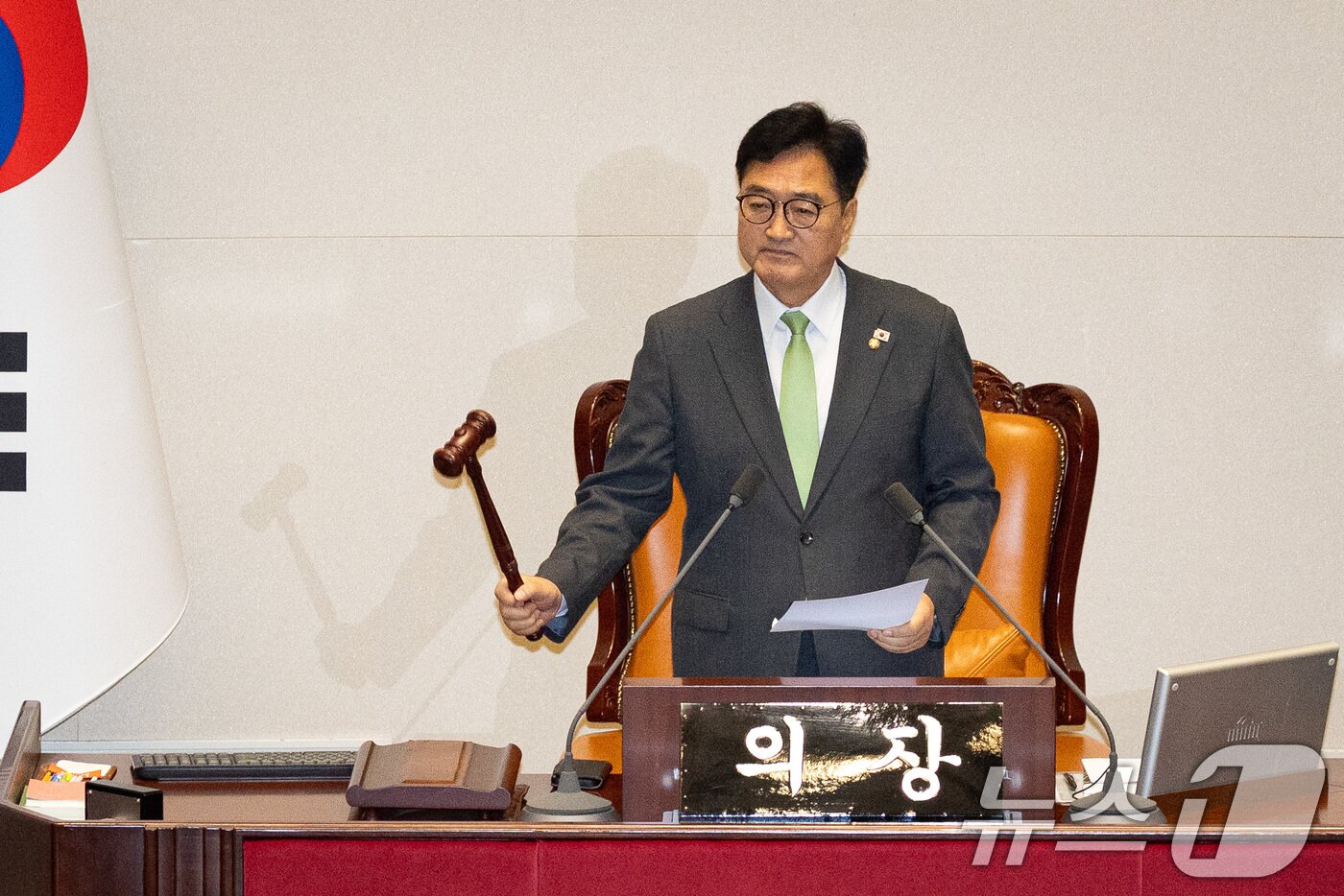 본문 이미지 - 우원식 국회의장이 24일 서울 여의도 국회에서 열린 제428회 국회&#40;임시회&#41; 제2차 본회의에서 노동조합 및 노동관계조정법 일부개정법률안&#40;대안&#41;에 대한 무제한 토론 종결을 선언하고 있다. 2025.8.24/뉴스1 ⓒ News1 유승관 기자