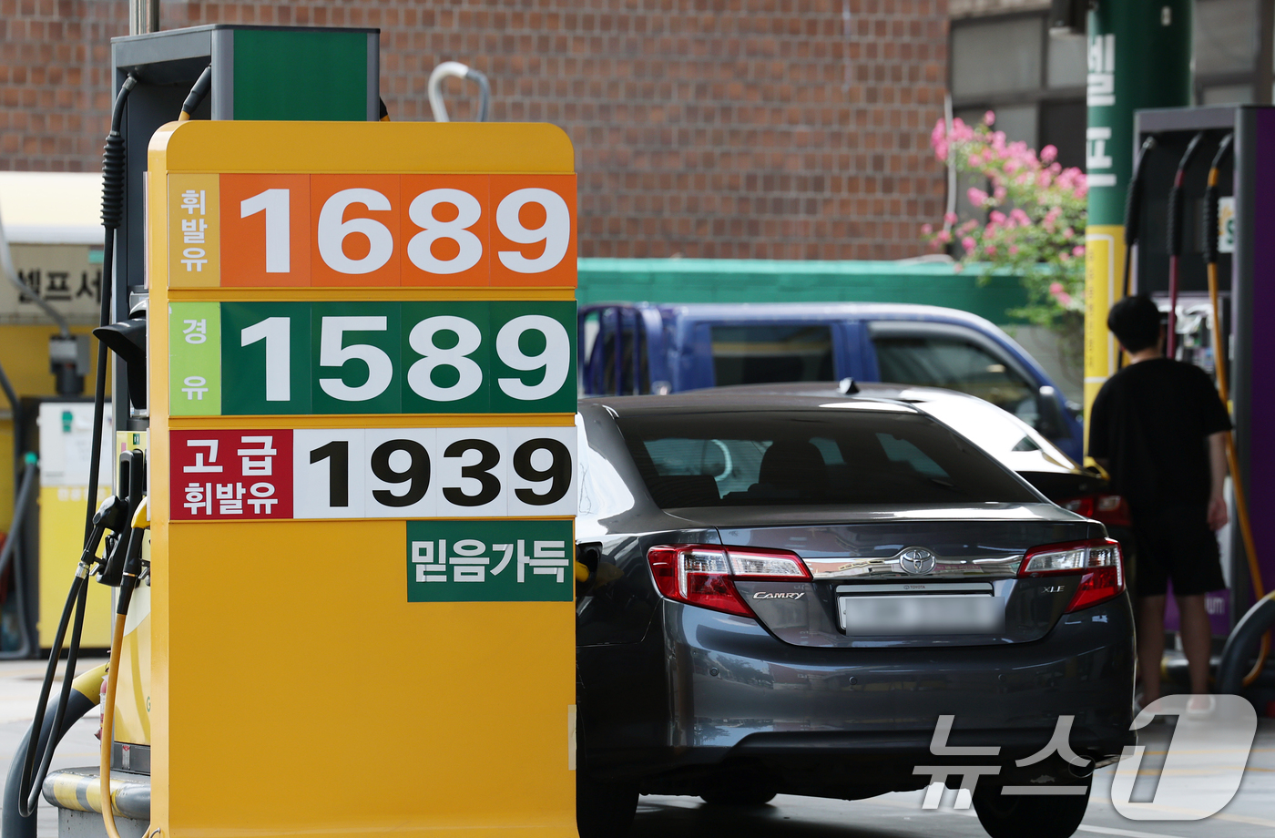 (서울=뉴스1) 오대일 기자 = 전국 주유소 기름값이 2주 연속 하락세을 보인 가운데 24일 서울의 한 주유소에 유가 정보가 표시돼 있다.23일 한국석유공사 유가정보시스템 오피넷에 …