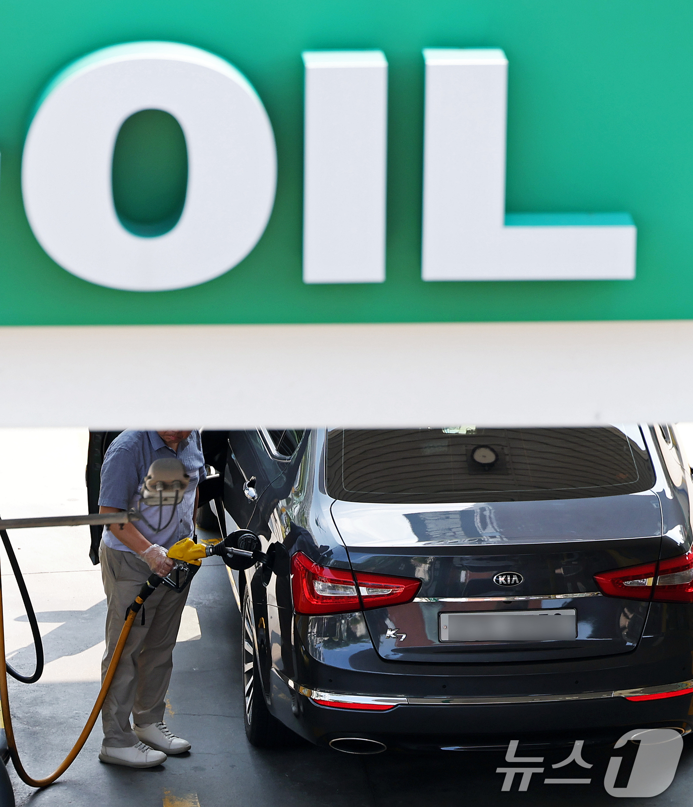 (서울=뉴스1) 오대일 기자 = 전국 주유소 기름값이 2주 연속 하락세을 보인 가운데 24일 서울의 한 주유소에 유가 정보가 표시돼 있다.23일 한국석유공사 유가정보시스템 오피넷에 …