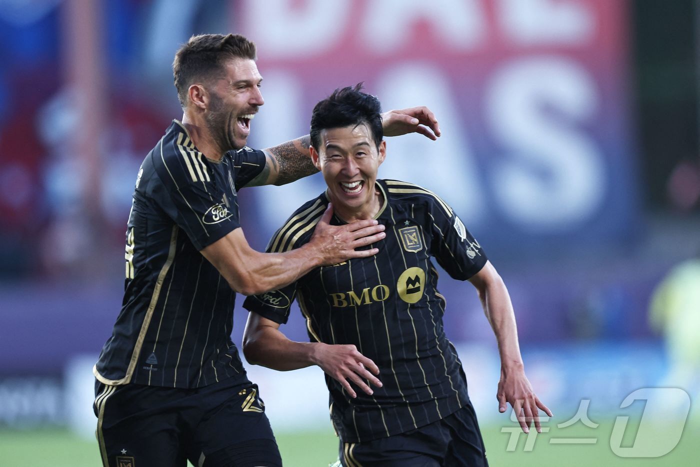 본문 이미지 - MLS 데뷔골을 넣고 기뻐하는 손흥민.  ⓒ AFP=뉴스1