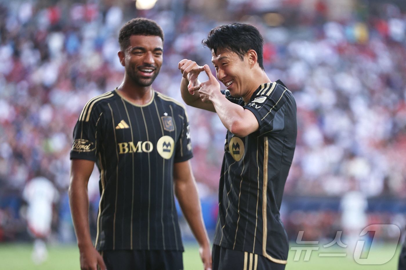 본문 이미지 - 손흥민이 24일&#40;한국시간&#41; 미국 텍사스주 프리스코 도요타 스타디움에서 열린 LA FC와 FC댈러스 2025 MLS 29라운드에서 선제골을 넣은 후 기뻐하고 있다. ⓒ AFP=뉴스1 ⓒ News1 이재명 기자