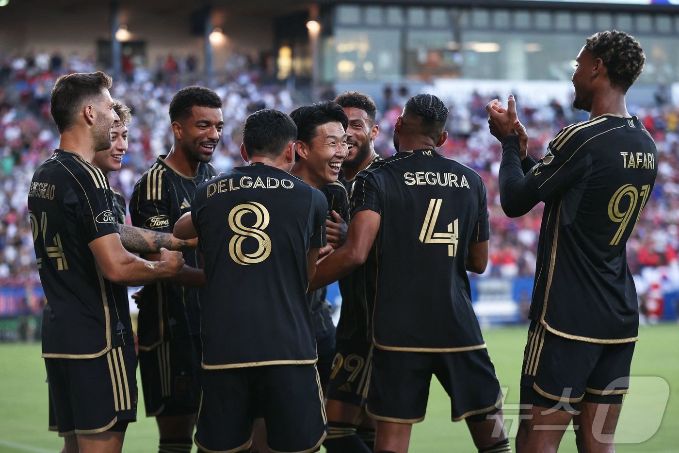 본문 이미지 - 손흥민이 24일&#40;한국시간&#41; 미국 텍사스주 프리스코 도요타 스타디움에서 열린 LA FC와 FC댈러스 2025 MLS 29라운드에서 선제골을 넣은 후 기뻐하고 있다. ⓒ AFP=뉴스1 ⓒ News1 이재명 기자