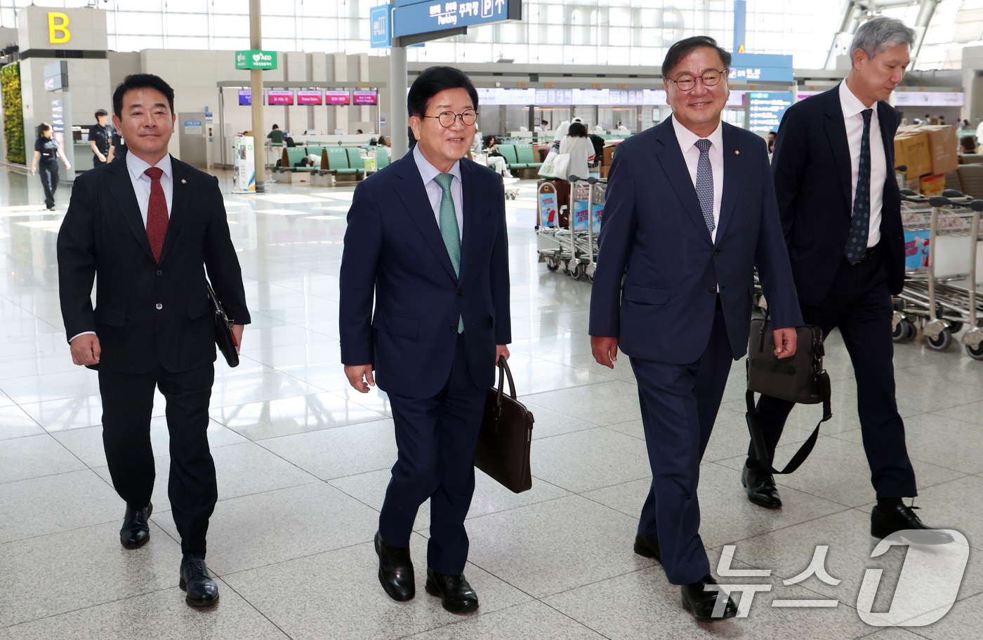 (인천공항=뉴스1) 김명섭 기자 = 박병석 단장을 비롯한 중국 특사단이 24일 오후 인천공항에서 출국하고 있다.박병석 전 국회의장이 특사단 단장을 맡았고 민주당 김태년·박정 의원과 …