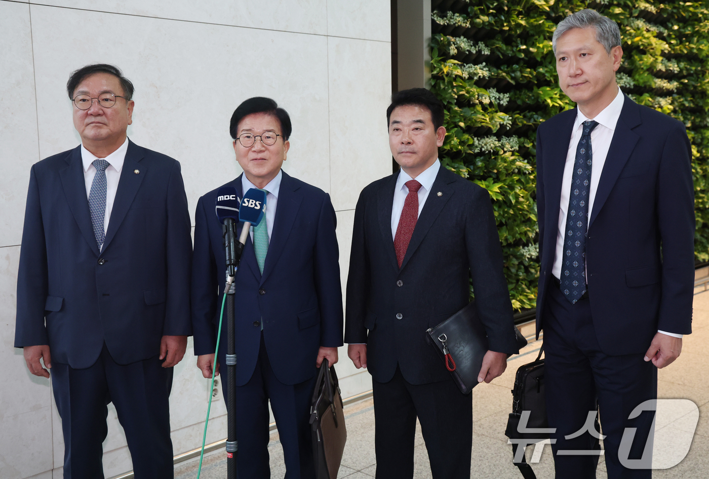 (인천공항=뉴스1) 김명섭 기자 = 박병석 단장을 비롯한 중국 특사단이 24일 오후 인천공항에서 출국하며 취재진의 질문에 답변하고 있다.박병석 전 국회의장이 특사단 단장을 맡았고 …