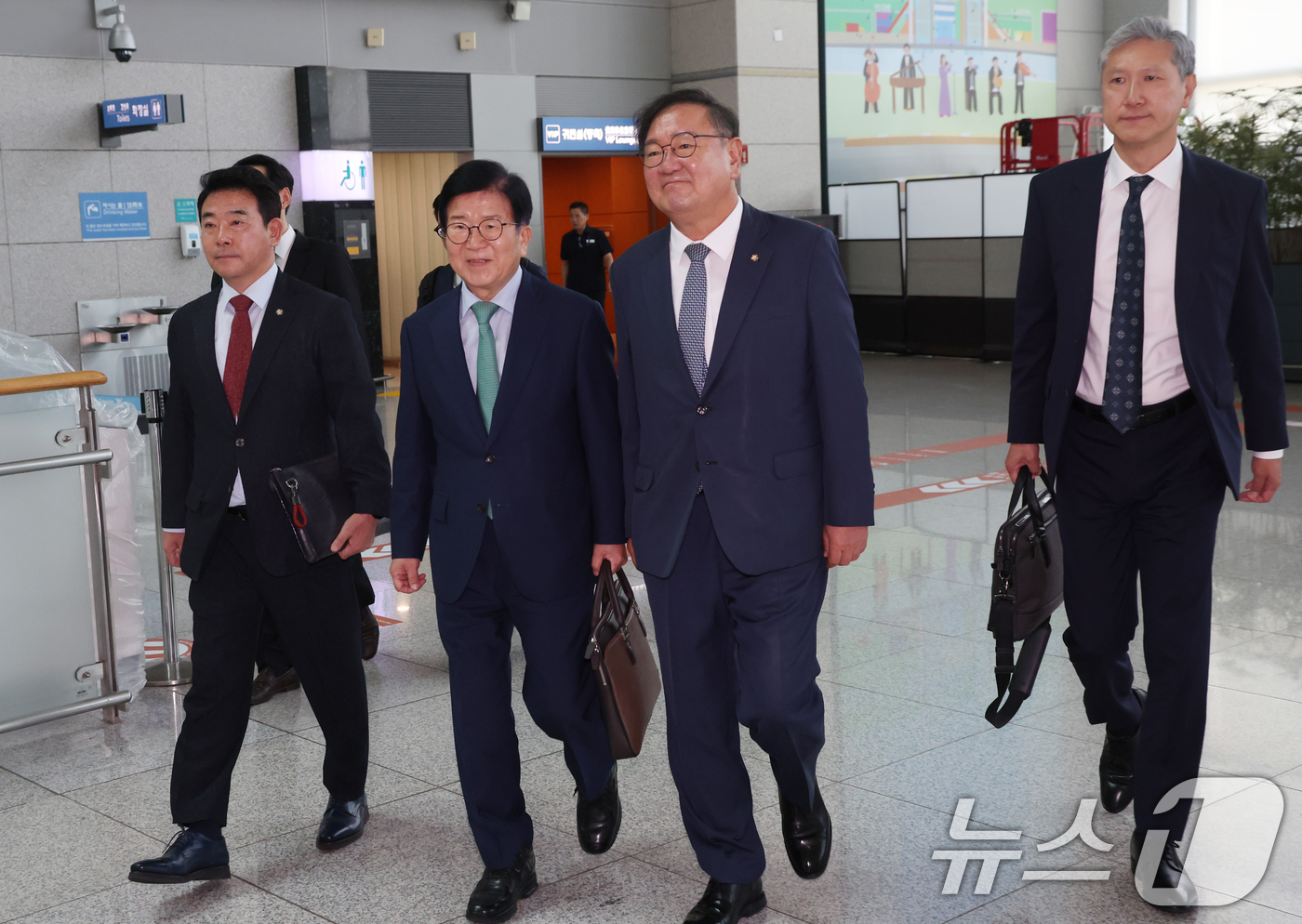 (인천공항=뉴스1) 김명섭 기자 = 박병석 단장을 비롯한 중국 특사단이 24일 오후 인천공항에서 출국하고 있다.박병석 전 국회의장이 특사단 단장을 맡았고 민주당 김태년·박정 의원과 …