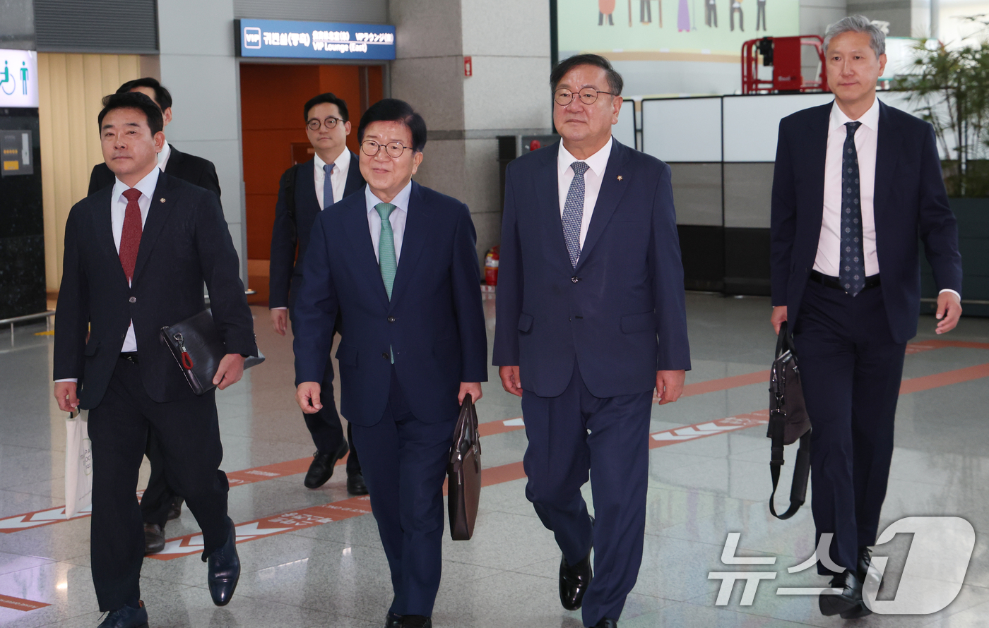 (인천공항=뉴스1) 김명섭 기자 = 박병석 단장을 비롯한 중국 특사단이 24일 오후 인천공항에서 출국하고 있다.박병석 전 국회의장이 특사단 단장을 맡았고 민주당 김태년·박정 의원과 …