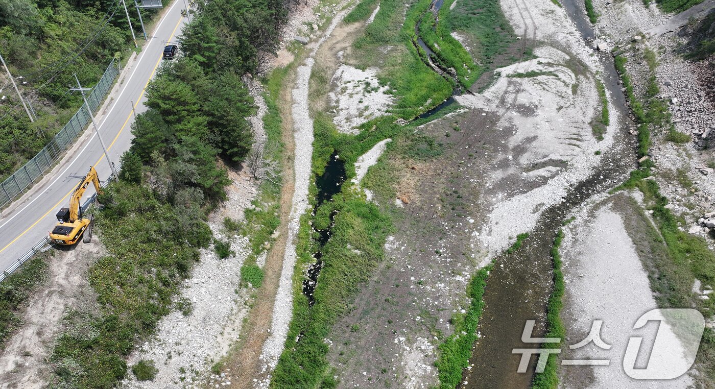 본문 이미지 - 24일 강원 강릉시 주요 상수원인 오봉저수지와 일대 하천의 바닥이 드러나 있다. 2025.8.24/뉴스1 ⓒ News1 김성진 기자