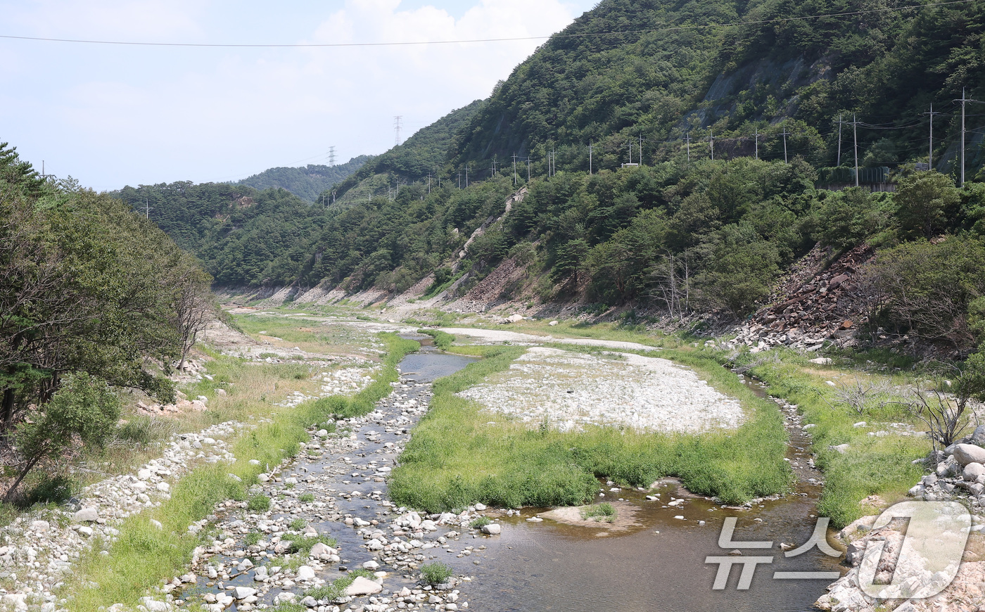 (강릉=뉴스1) 김성진 기자 = 강릉 지역의 심각한 가뭄이 이어지고 있는 가운데 위성에서도 저수지 표면적이 61% 줄어들어 곳곳에서 바닥이 보였다.24일 위성 스타트업 텔레픽스가 …