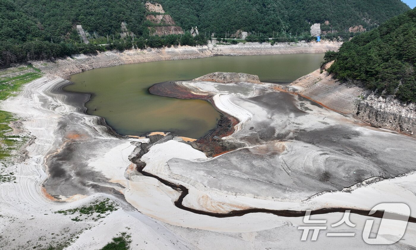 본문 이미지 - 24일 강원 강릉시 주요 상수원인 오봉저수지와 일대 하천의 바닥이 드러나 있다. 2025.8.24/뉴스1 ⓒ News1 김성진 기자