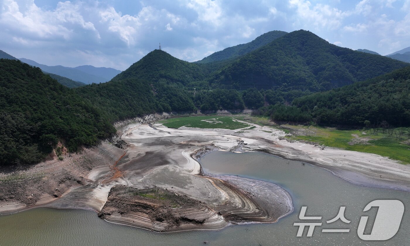 본문 이미지 - 24일 강원 강릉시 주요 상수원인 오봉저수지와 일대 하천의 바닥이 드러나 있다. 2025.8.24/뉴스1 ⓒ News1 김성진 기자