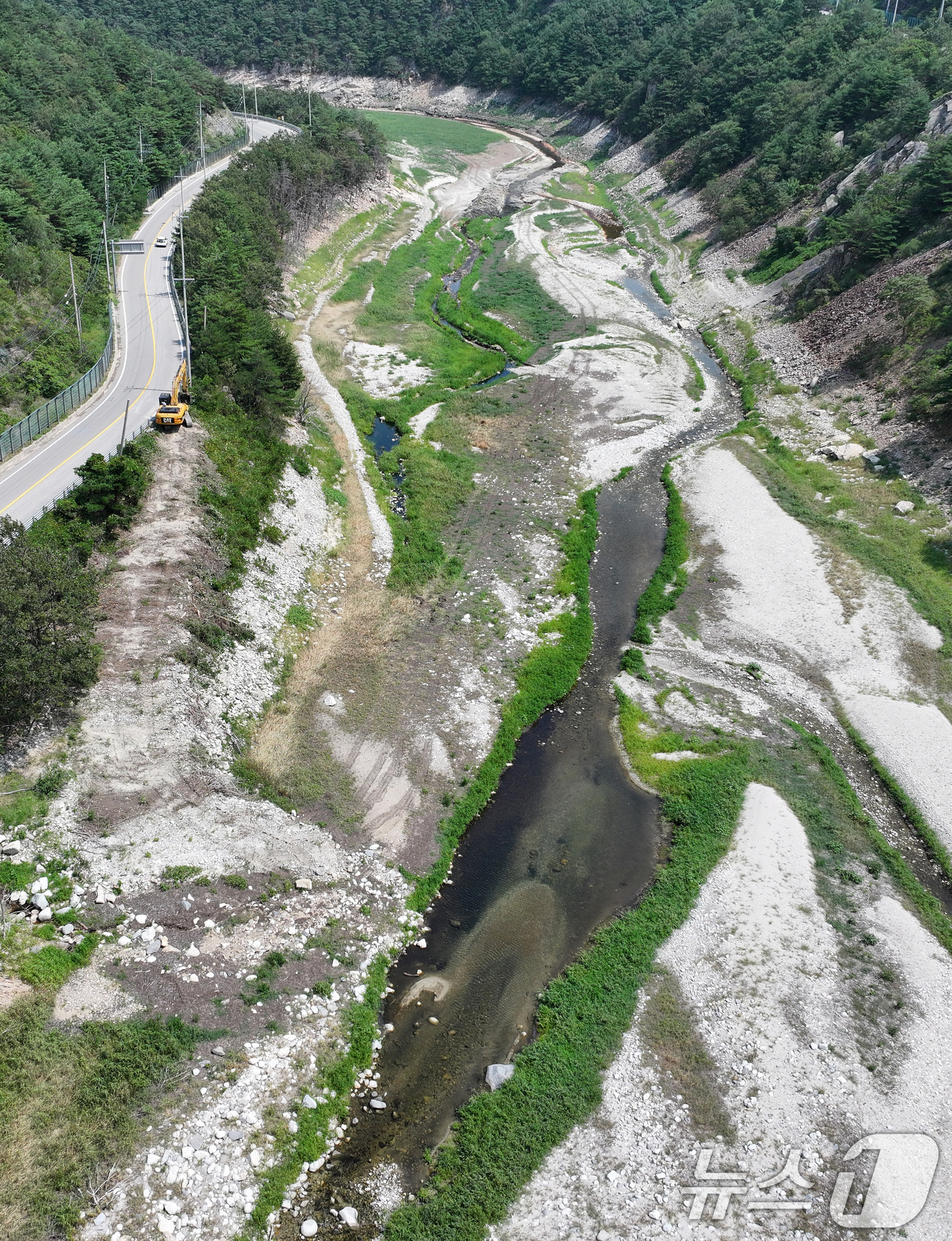 (강릉=뉴스1) 김성진 기자 = 강릉 지역의 심각한 가뭄이 이어지고 있는 가운데 위성에서도 저수지 표면적이 61% 줄어들어 곳곳에서 바닥이 보였다.24일 위성 스타트업 텔레픽스가 …