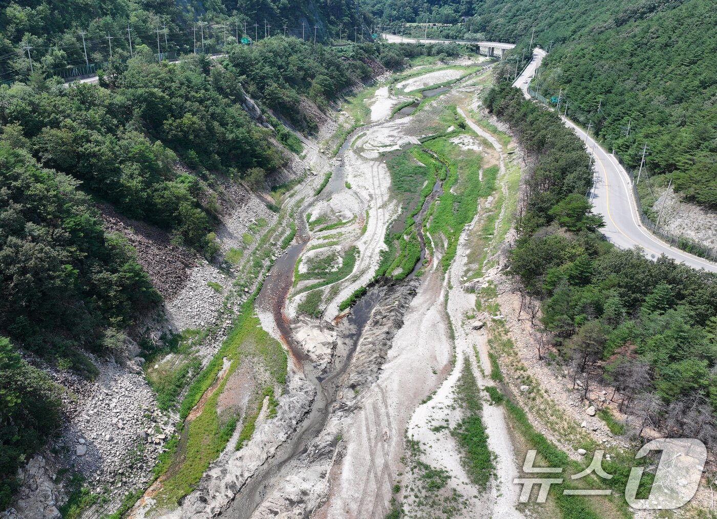 본문 이미지 - 24일 강원 강릉시 주요 상수원인 오봉저수지와 일대 하천의 바닥이 드러나 있다. 2025.8.24/뉴스1 ⓒ News1 김성진 기자